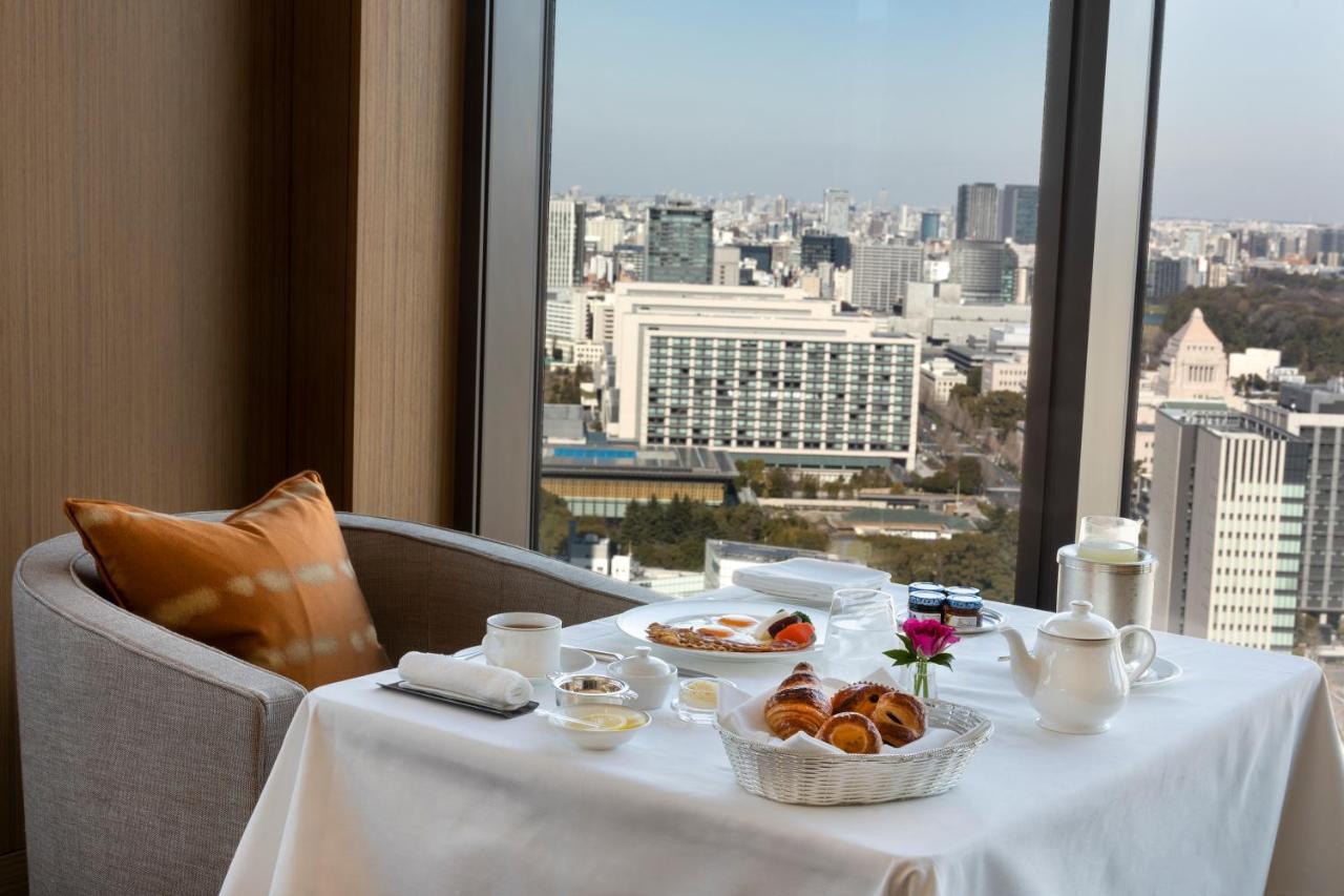 The Okura Tokyo Hotel Exterior foto In-room dining at the Conrad Tokyo