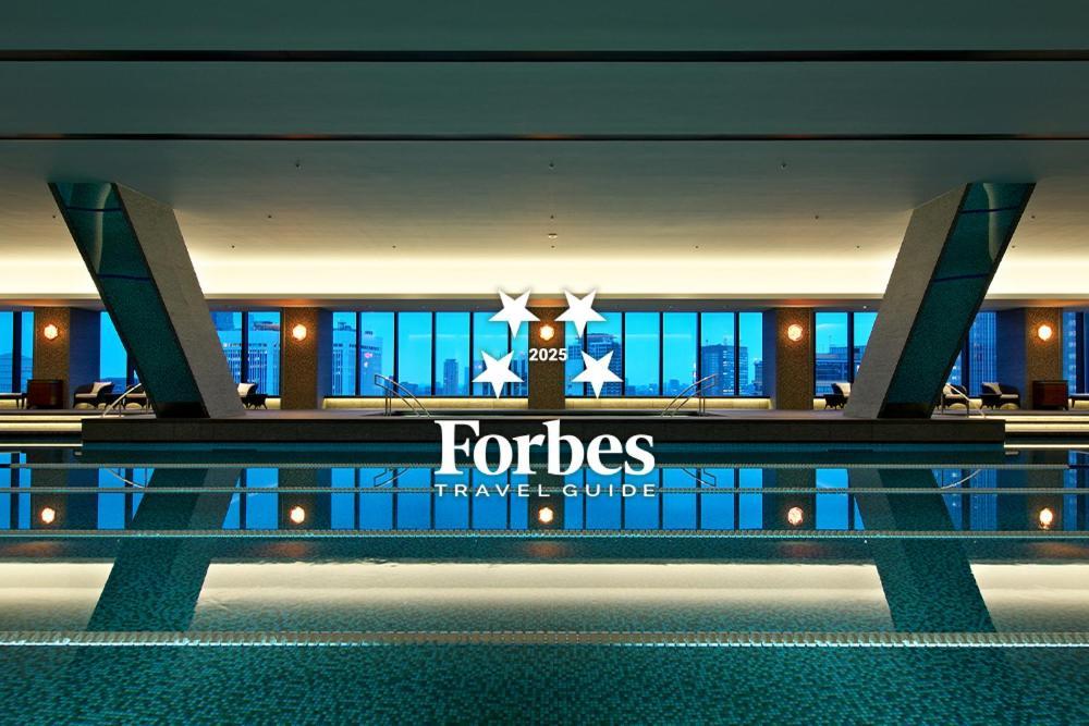 The Okura Tokyo Hotel Exterior foto Forbes Travel Guide logo